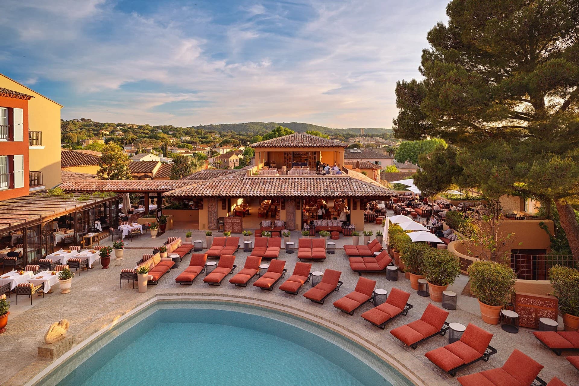 Terrasse et piscine de l'hôtel Bel Rivage