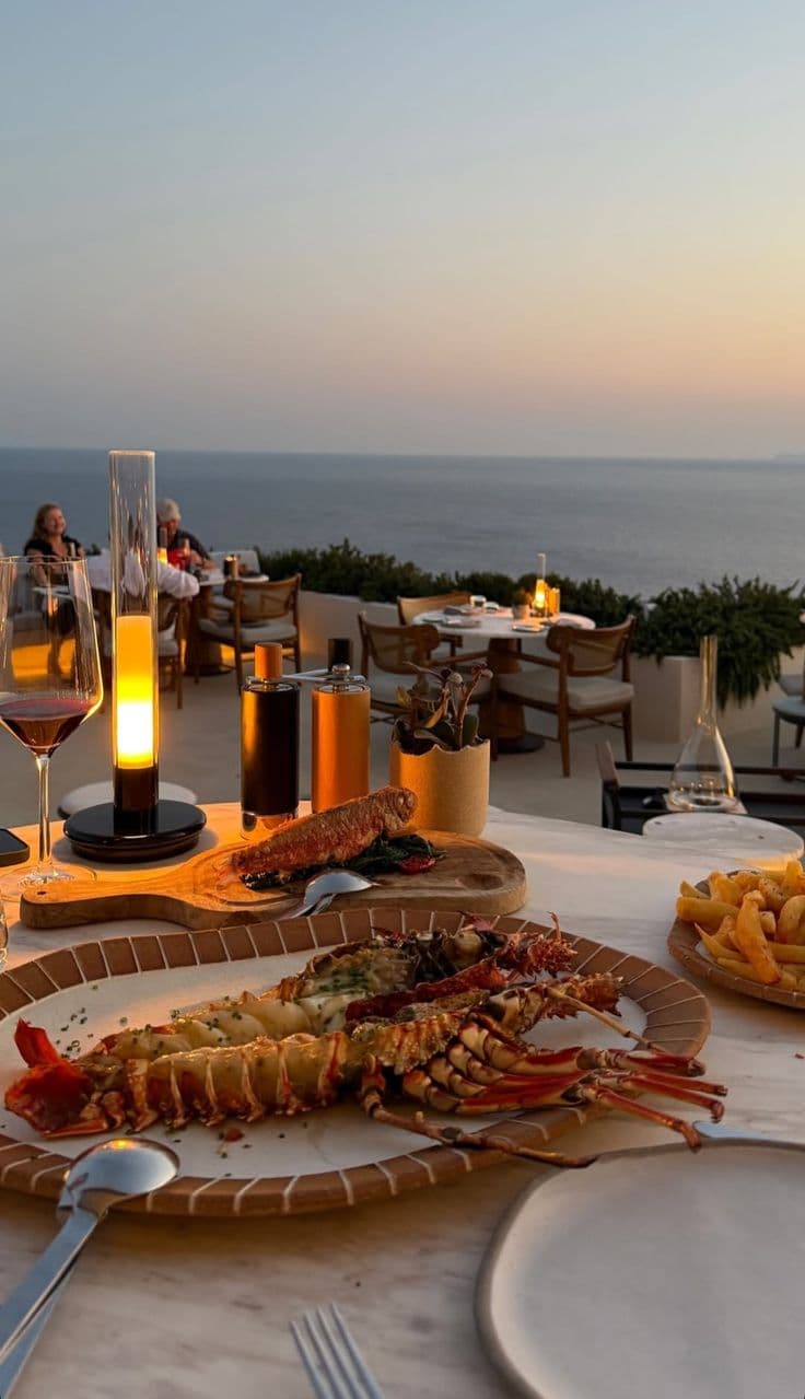 Salle de restaurant lumineuse avec vue sur la mer